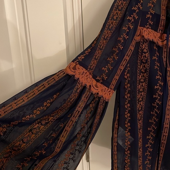 BCBG MAXAZRIA women’s XXS‎ Bell sleeve, sheer long sleeve top navy & rust color - Picture 5 of 11